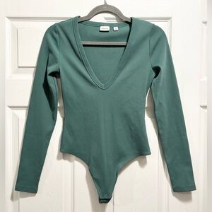 Babaton Aritzia Formarib V-Neck Long Sleeve Bodysuit Forrest Green Size Medium